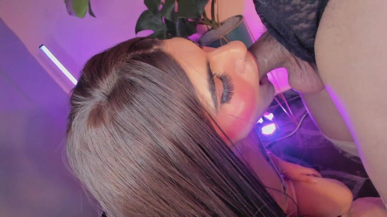 Bella Duval: Sissy Bella Nechá Své Kamarádce Vychutnat Pusu