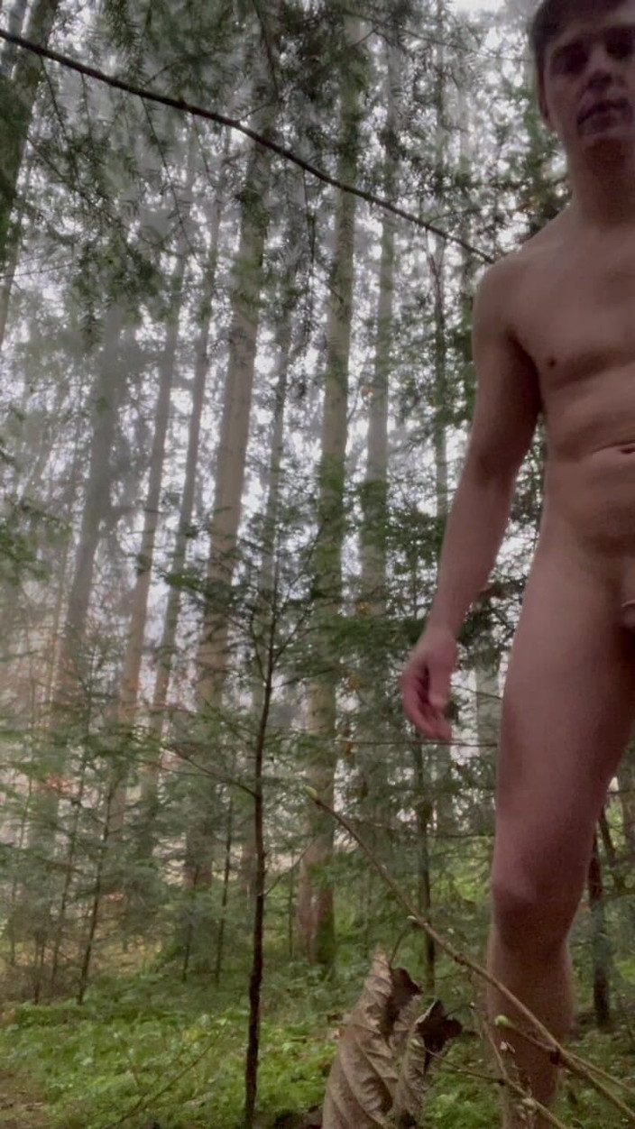 Yoogoo82: Běhání v lese a svlékání se úplně nahé