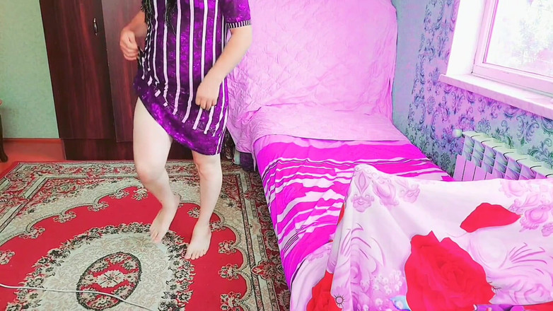 Kitty_Cross: Het crossdresser som visar upp stora lår med stil