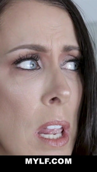 Czarna bielizna MILF Reagan Foxx wytryski