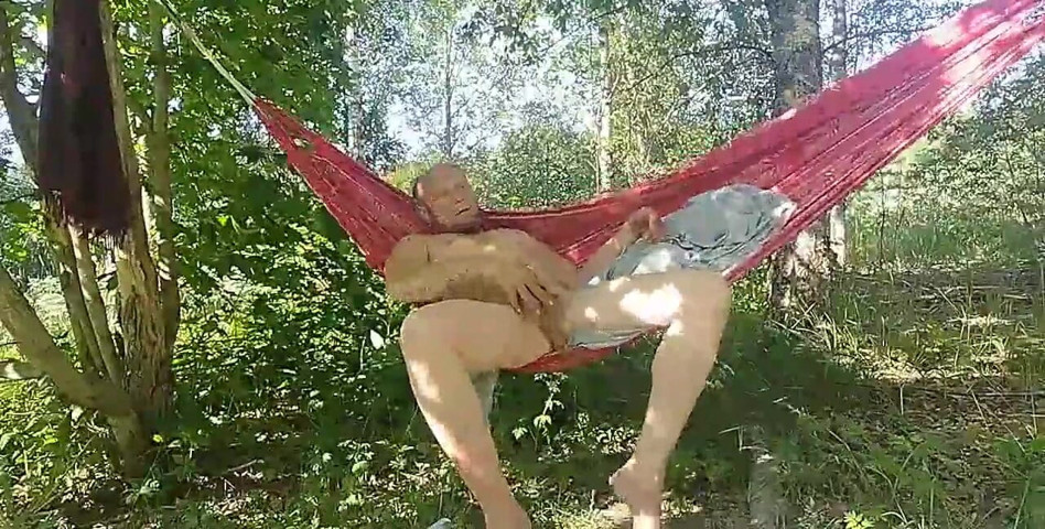 Summer Time Fun in a Garden. (H-HLarry69)