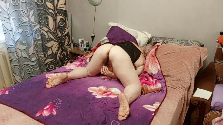 Zona901: Iubita își masturbează pizda suculentă, cărnoasă cu jucării sexuale