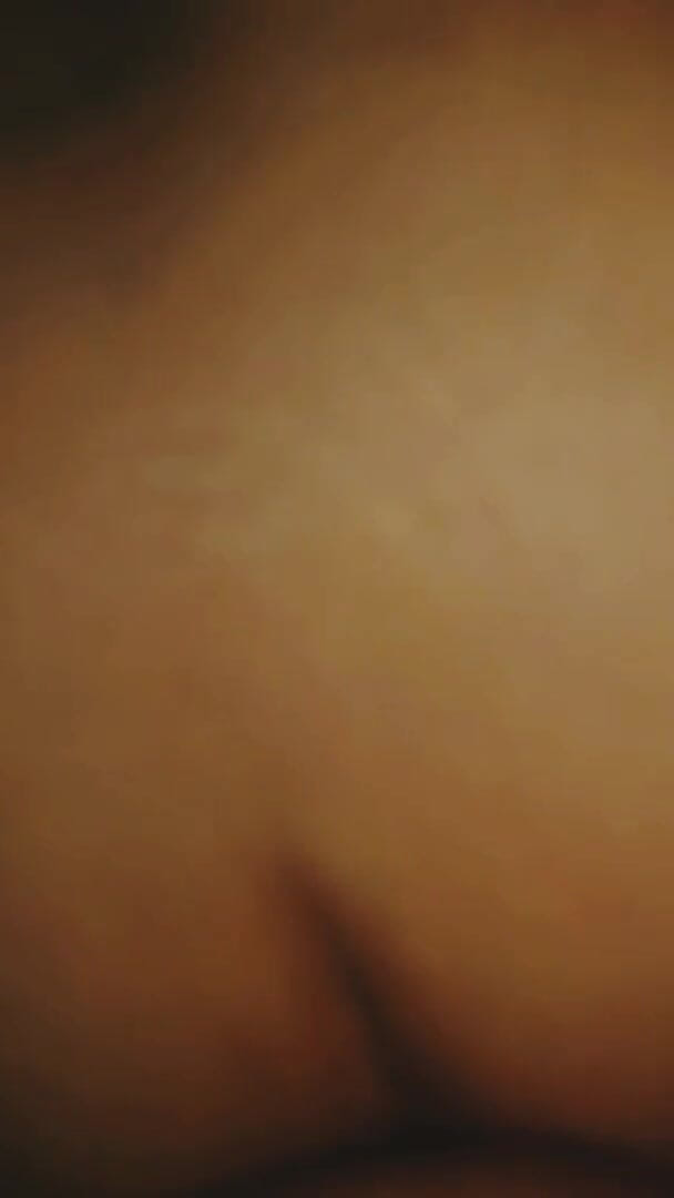 Horny wet couple: विशालकाय सुन्दर औरत को कुत्ते शैली में चोदा जाता है