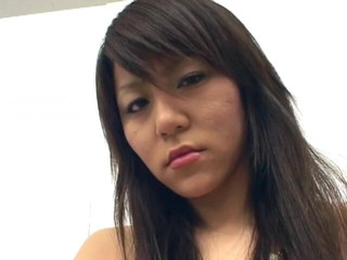 Japan Babe: 她是来帮助你射精的