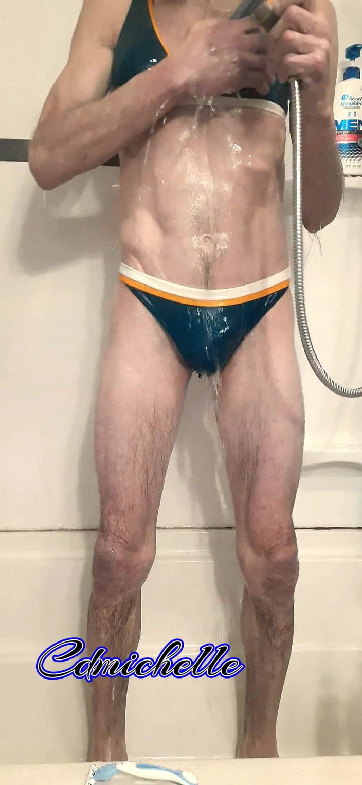 Crossdressers Cd Michelle wearing sexy lingerie: Crossdresser cdmichell memakai baju renang dua bagian biru