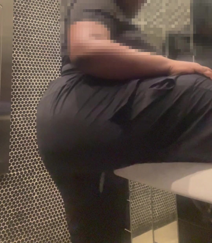 Anye Meshell: Te łazienki są poza kolejnością, ale jestem napalona, więc zamknąłem się...