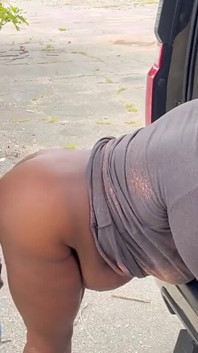 Dostala creampie do kufru od tohoto velkého černého péra
