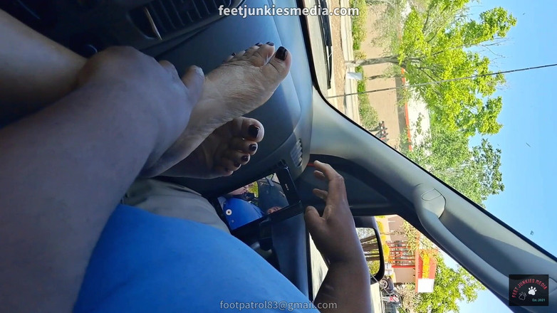 Foot Patrol: Mz Jersey are picioarele ei mature de negresă linse n...