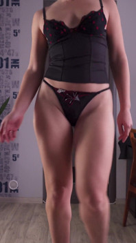 穿着娇小裙的性感熟女模特的腿和屁股