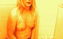 Hot Shemale Babes: Blonďatá evropská shemale čůrá, péro si hraje na záchodě