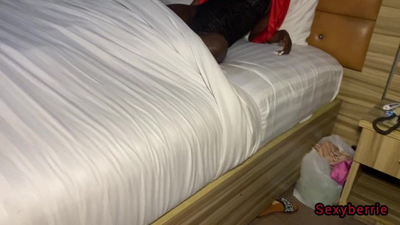 Sexy Berrie: Follando a mi mejor amiga wile mi hombre descansa