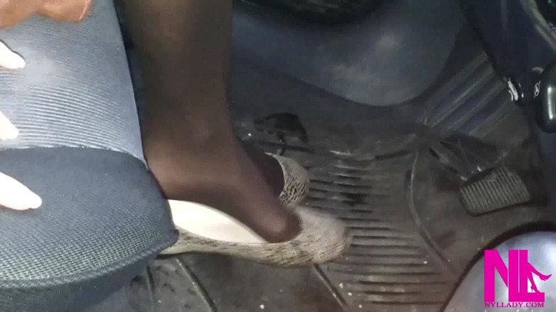 Nyllady: Dangling and Footplaying with Snaked Designed Flats in the Car