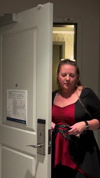 Kamergenoot gefeminiseerd en geneukt voor straf