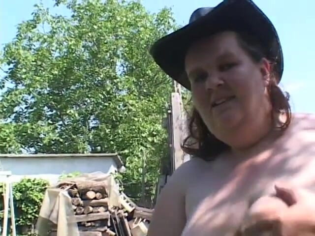 Give me BBW: Zobacz, jak ta tłusta dziwka jedzie swoją zabawkę, a następnie...