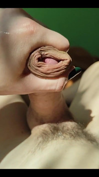 Vuoi leccare lo sperma dalla mia pancia dopo il nostro sesso selvaggio?