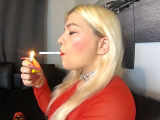 Mariella Sun: Ketting roken 2 sigaretten met grote rode lippen