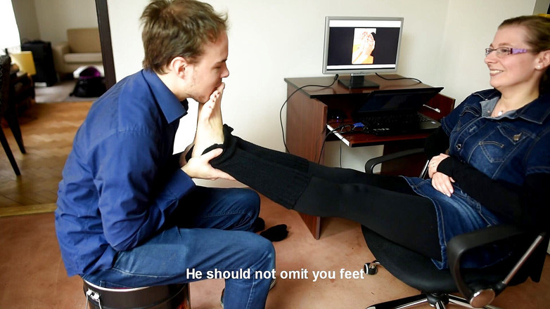 Czech Soles - foot fetish content: Angestellte mit sexy füßen wird kontrolliert