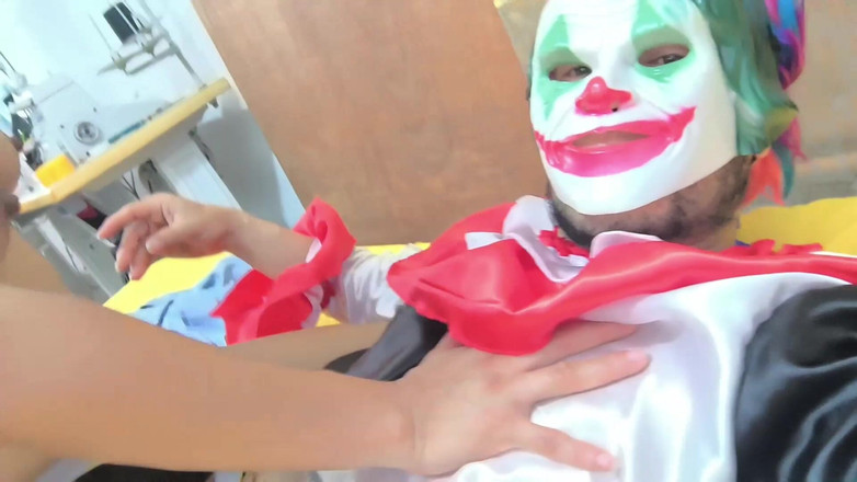 NEGRITA SEXY: Hijastro se pone una máscara en Halloween y se folla...