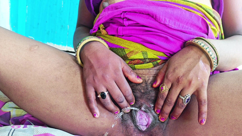 Bangala bhabhi: Desi vesnická bhabhi chcaní a sex a kundička uvnitř láhve
