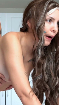 Een onschuldige babe werd langs achteren op zijn hondjes geneukt - enorme lading in het gezicht