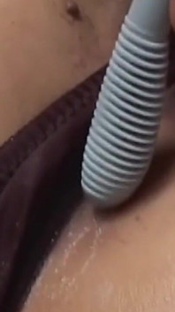 Une MILF asiatique mature se fait raser la chatte avec expertise