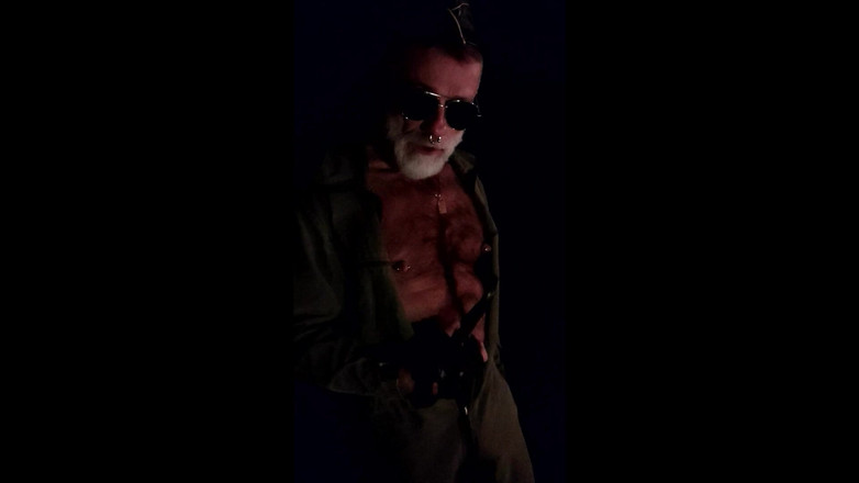 MusclesCigarsFFPig: Ein Vater, der mit seinen Brustwarzen spielt und seine Pfeife...