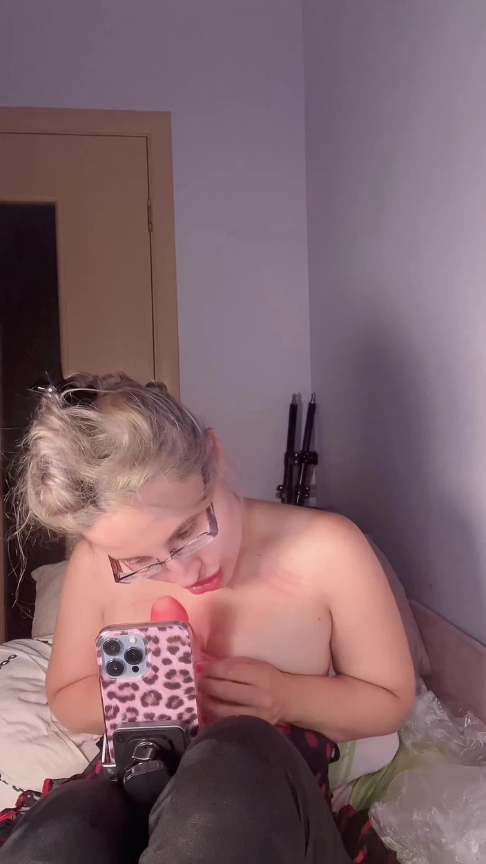 FinDom Goaldigger: Iadul cu excitare la tachinare cu buze mari, ochelari groasi...