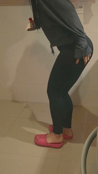 Hotwife kitchen quickie - blowjob und stehender fick endet in ihrem mund