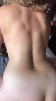 美丽的熟女欺骗她的丈夫