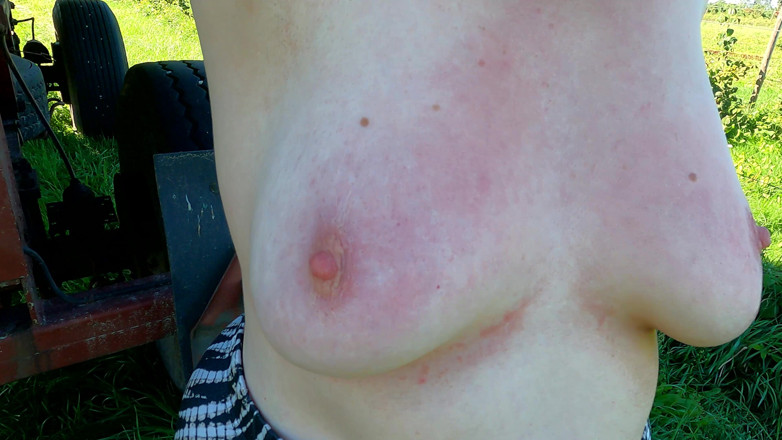 Bouncy Tits Action: 裸の胸が