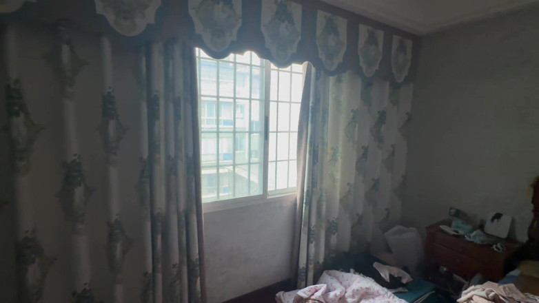 SquishMallow3328: Наповнюю кремпаєм мою маленьку китайську повію в її квартирі з гетто