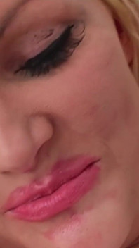 MILF blonde bertetek besar Chloe B suka mengongkek jantan zakar putih besar