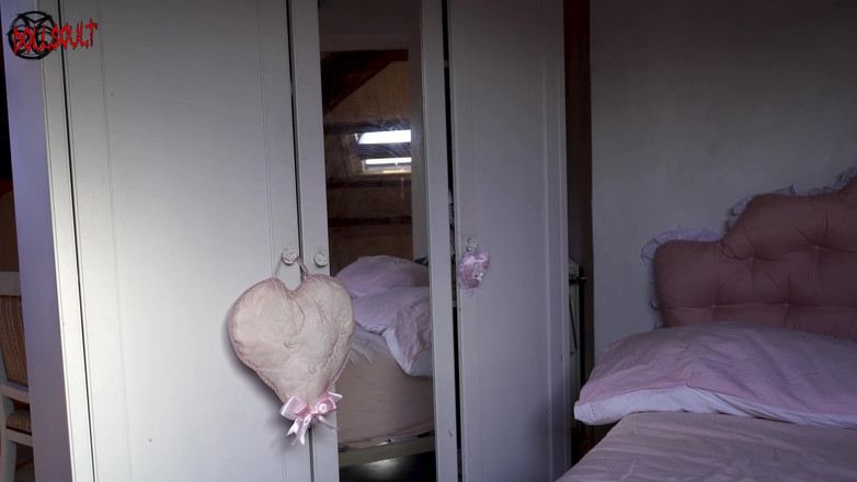 Dolls Cult: 当我吮吸这个假阳具时，我总是完全湿透了...它是如此现实，它有真实鸡巴的外观和一致性！