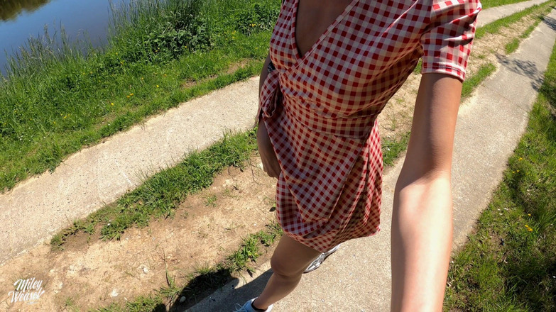 Miley Weasel: La bionda arrapata con un plug nel culo Lo prende...