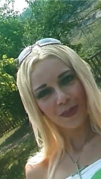 Puta rubia desvergonzada tiene sexo en solitario en el bosque