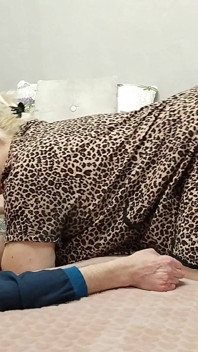Моя подруга прервала мою дрочку, сделала мне глубокий минет и глотала сперму