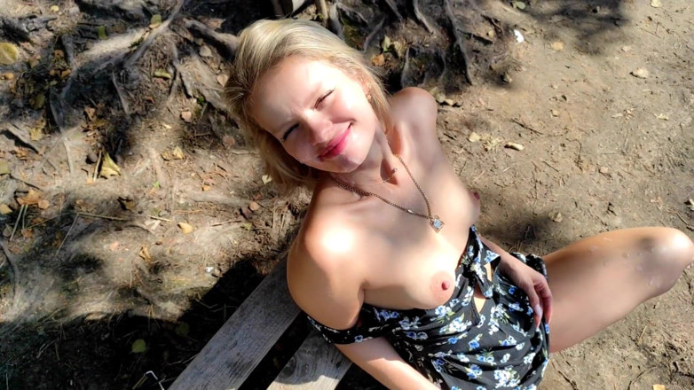 S-Wife Katy: Người đẹp vuốt ve âm hộ của mình ở một nơi xinh đẹp và...