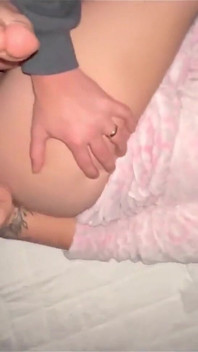カップルが夜遅くに本物の熱いセックスをする