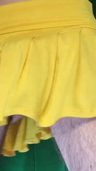 Thong plaid kuning kecil molek di bawah skirt kuning