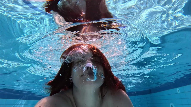 Elena917: Swimming fetish - nackt schwimmen unter wasser