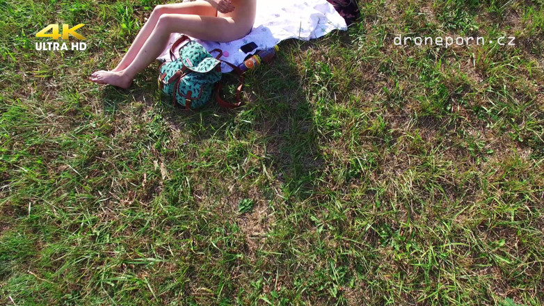 Peaches and Bananas: Nudistka Klara natočená dronem