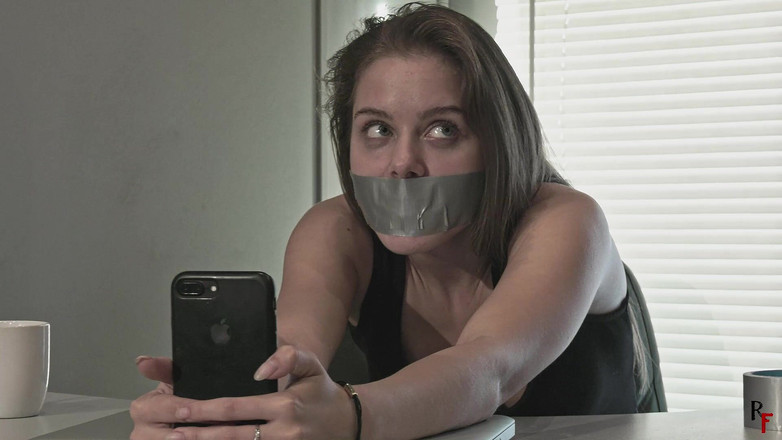 RF studio: 자기 속박을 시도하고 너무 멀리 가는 Leya