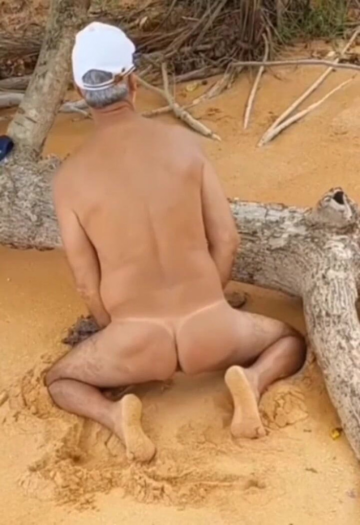 Ladysilvas: Ladysilva lagi asik masturbasi memamerkan pantat bahenolnya dengan garis kecokelatan