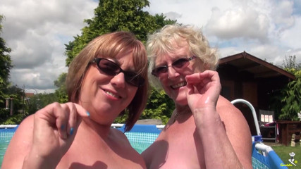 Dirty Doctors Clips: Im pool spielen