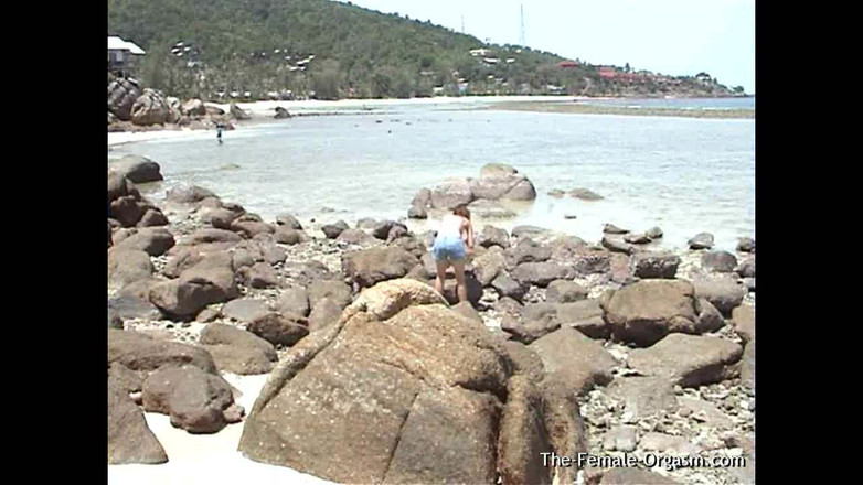 The Female Orgasm: Genie Bunny voulait se masturber sur la plage