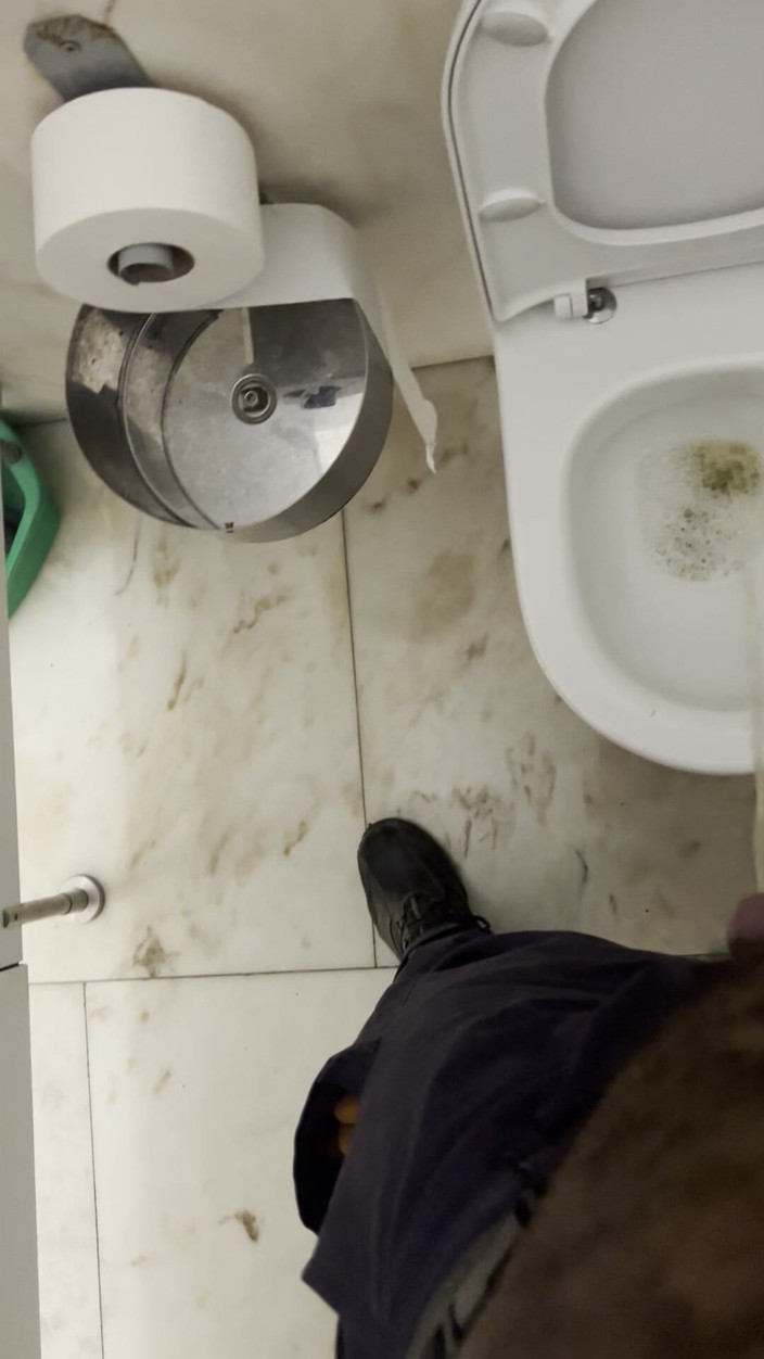 Wesley Fudedor: Guardia Di Sicurezza Nel Bagno Dello Shopping Piscia E in...
