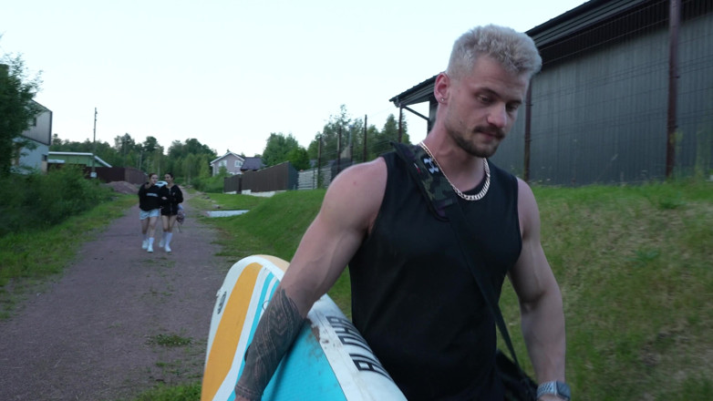 Apollon: Zwei mädchen zogen sich auf dem See aus. eine vorbeiziehende...