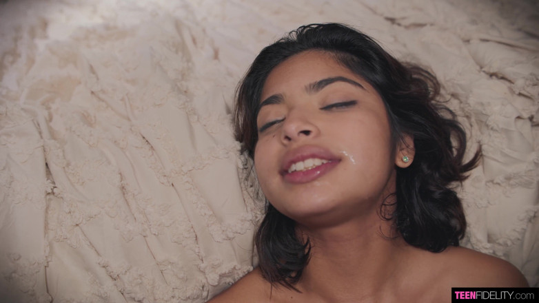Teenfidelity: สาวลาติน่า Hazel Heart ตัวจิ๋วโดนแตกใน