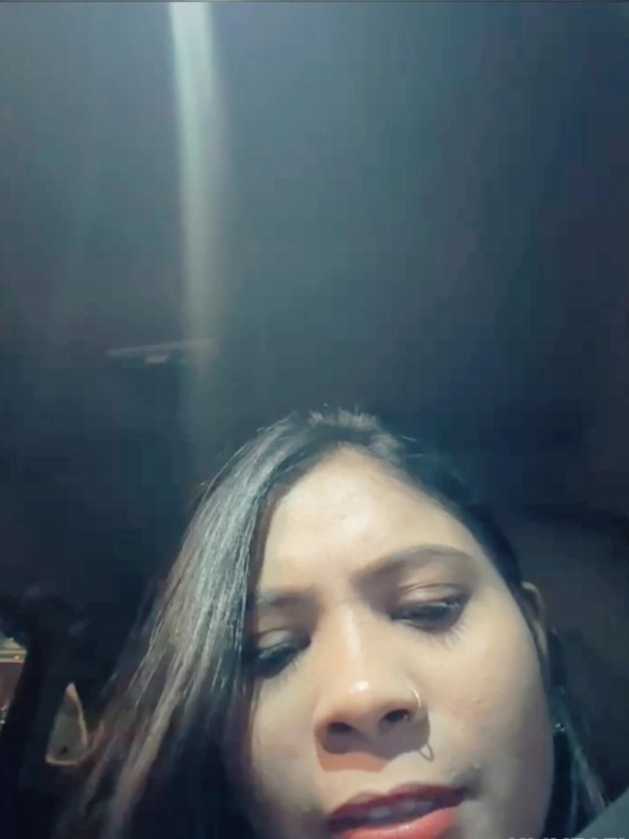 Nisha bhabhi ki chudai: Laat grote borsten in de auto zien als je gaat...