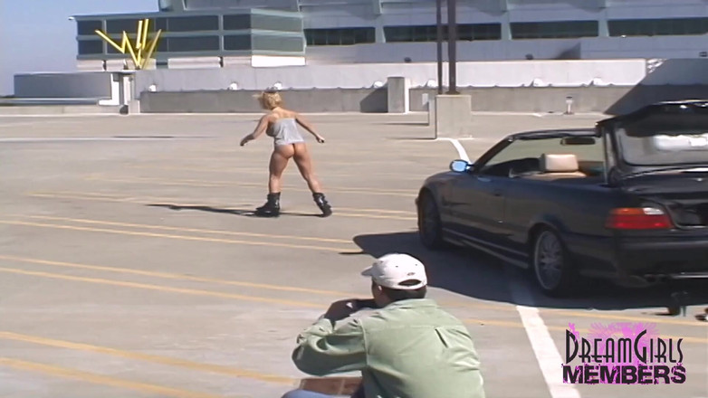 Dream Girls: 탬파에서 풀 디스플레이에 있는 Mindys 거유